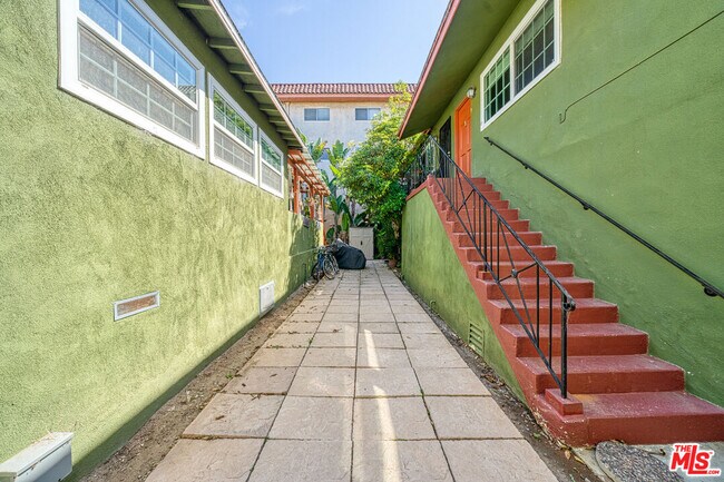 Building Photo - 1112 Ocean Park Blvd