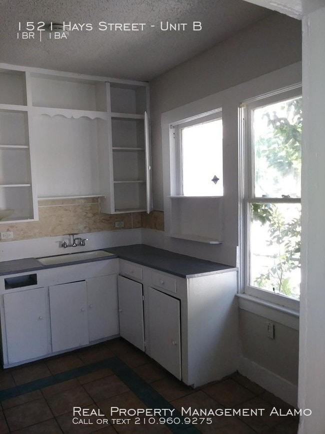 Building Photo - 1521 Hays St