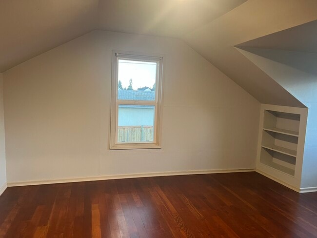 Building Photo - 929 E 57th St