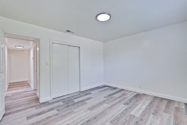 Building Photo - 800 W Hacienda Ave