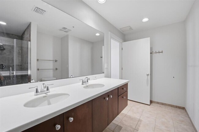 Building Photo - 1208 E Kennedy Blvd