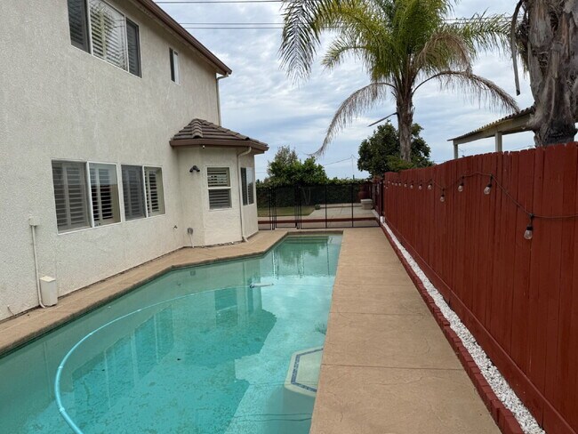 Building Photo - Gorgeous 5 Bedroom, 3 Bathroom Home With a Pool in perfect Tracy Location