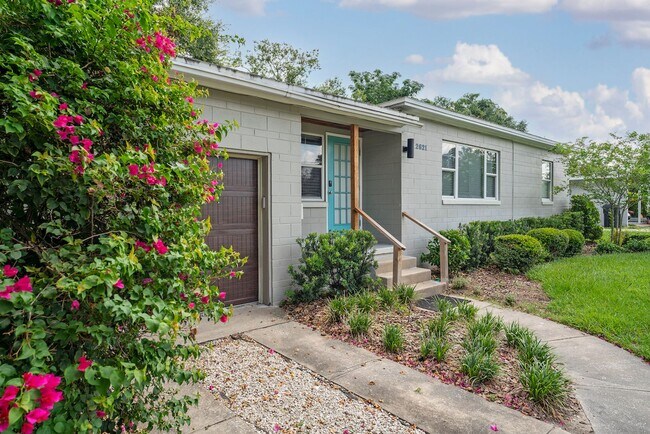 Building Photo - Charming and Updated 2/2 Home in Colonial ...