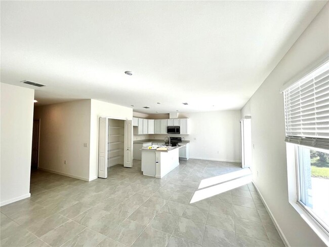 Building Photo - 2565 Van Leer Ave