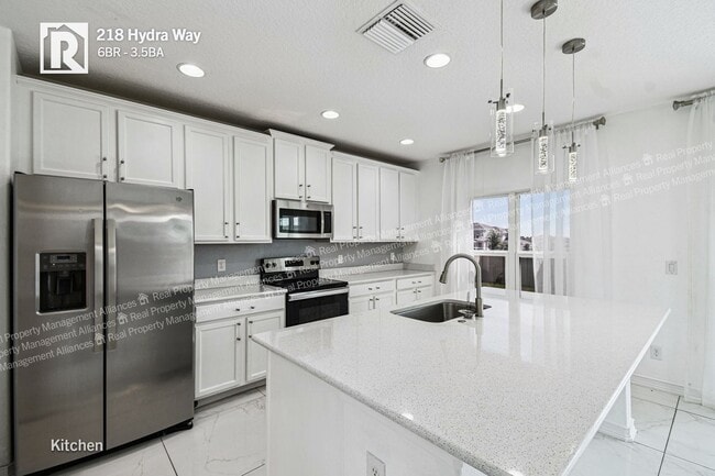 Building Photo - Spacious 6-Bedroom Home with Fenced Backya...