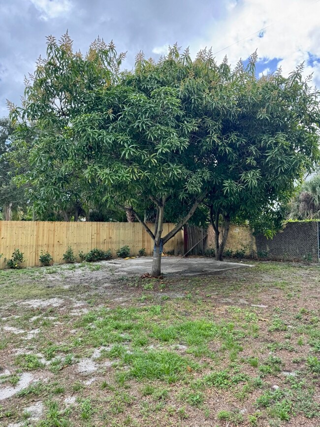 Building Photo - 350 Cypress Dr