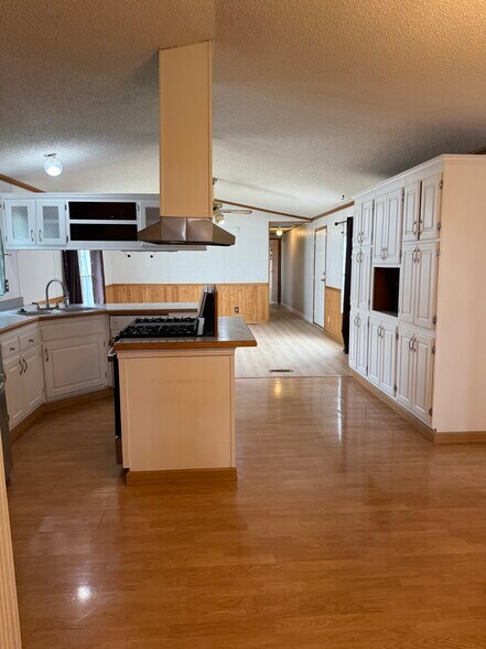 kitchen - 954 N McCue St