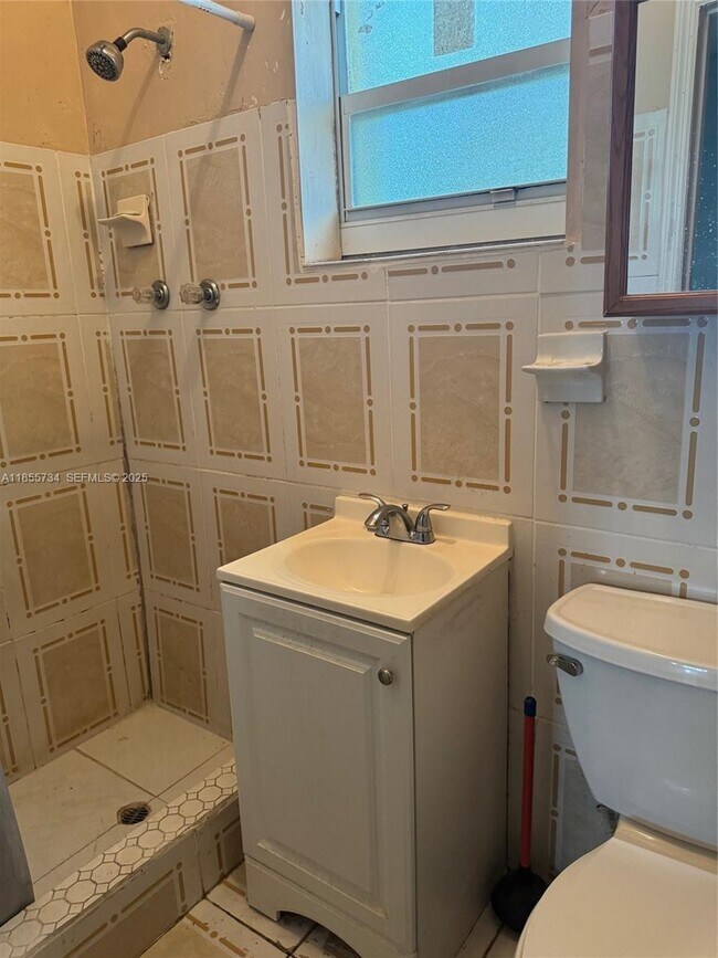 Building Photo - 401 NE 174th St