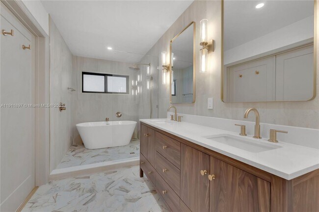 Building Photo - 443 SW 21st Rd