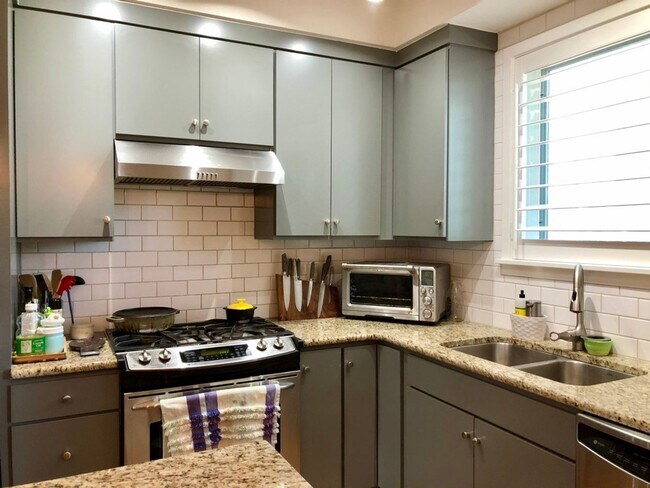 Building Photo - Stunning 3 bed, 3 bath in Holiday Neighborhood! Available July 5th!