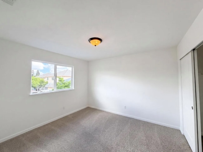 Building Photo - 251 Sugnet Way