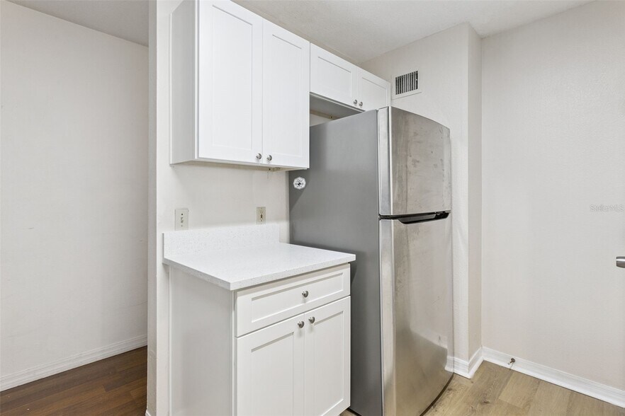 Building Photo - 1950 Summer Club Dr