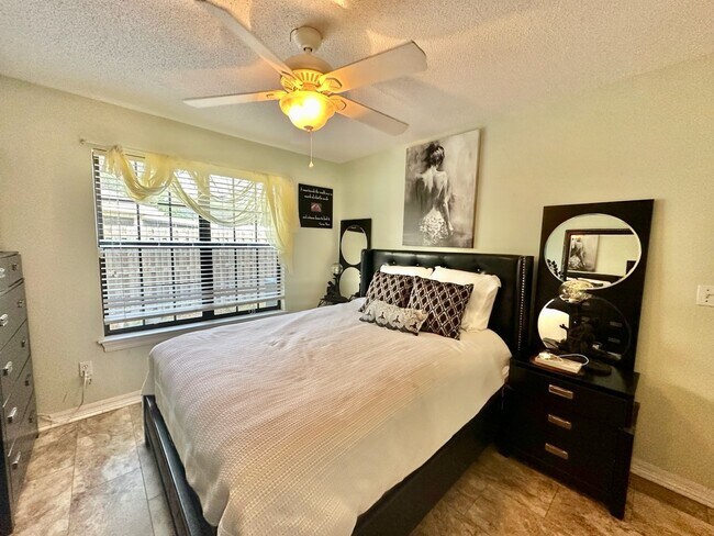 Building Photo - 2012 Mistral Ln E