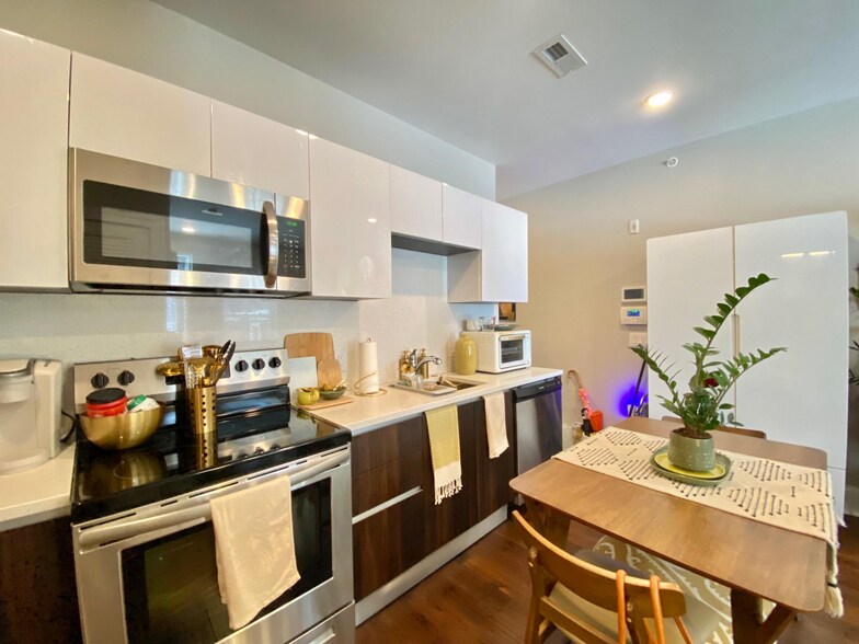 Building Photo - 2010 Walnut St