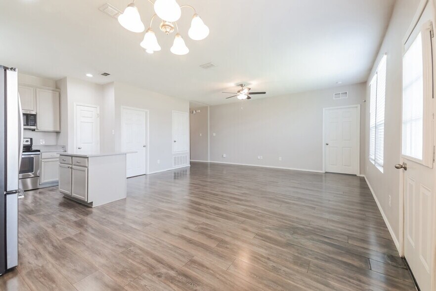Building Photo - 1724 Gayla Creek Dr