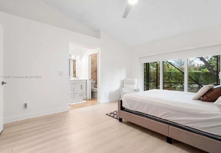 Master Room - 5036 NW 66th Ln
