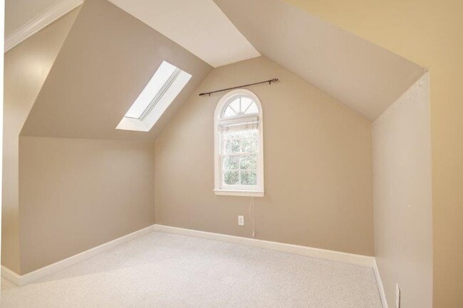 Building Photo - 1050 Knoll Terrace