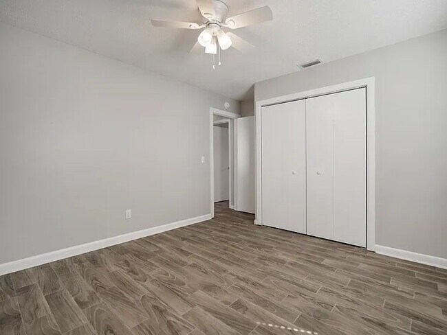 Building Photo - Beautiful Valrico Home | No Carpet + Screened Patio + Bonus Room