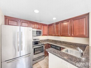 Building Photo - Amazing 2BD/2.5BA condo w/ washer/dryer & ...