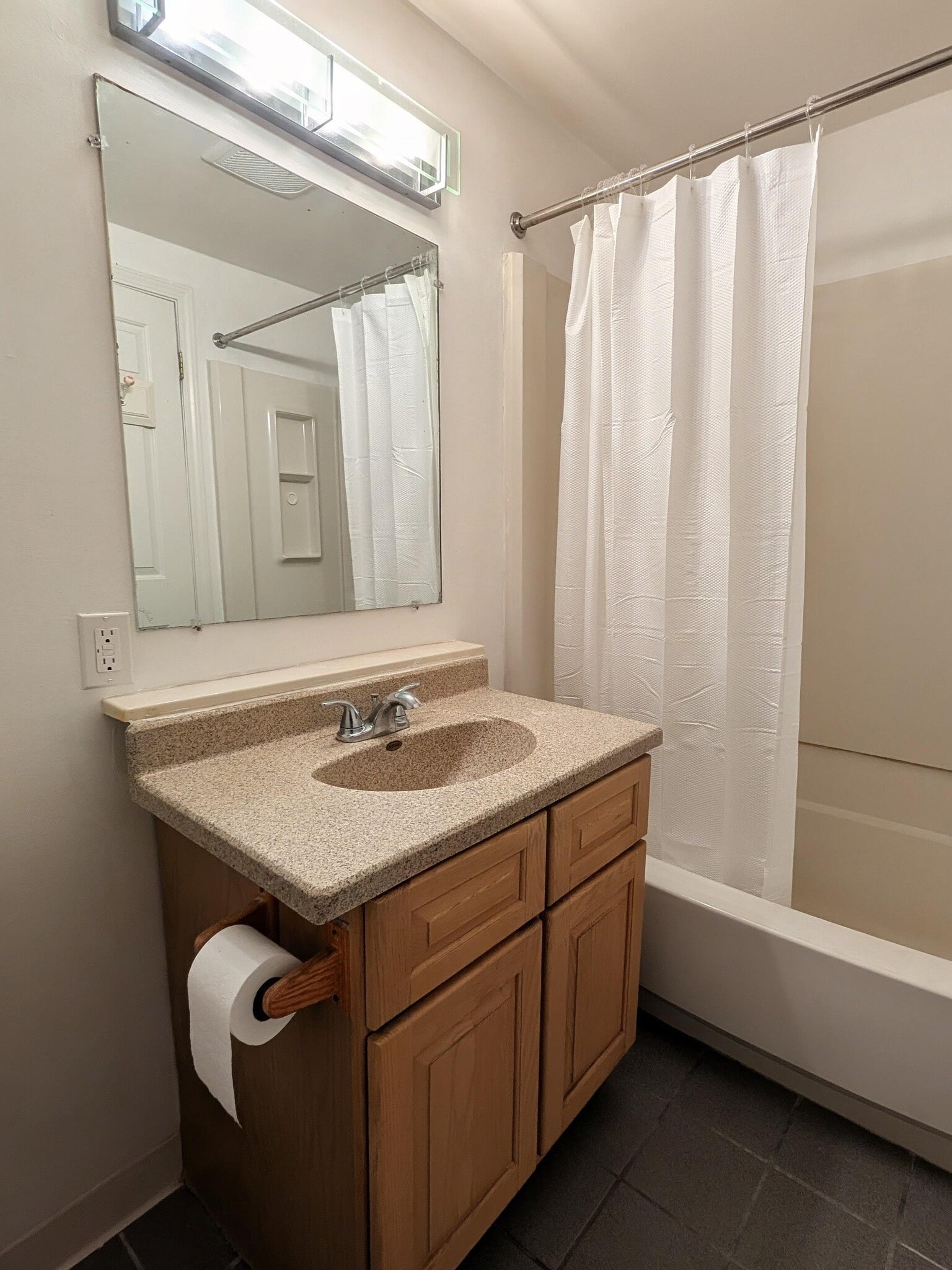 Building Photo - 301 Riverdale Dr
