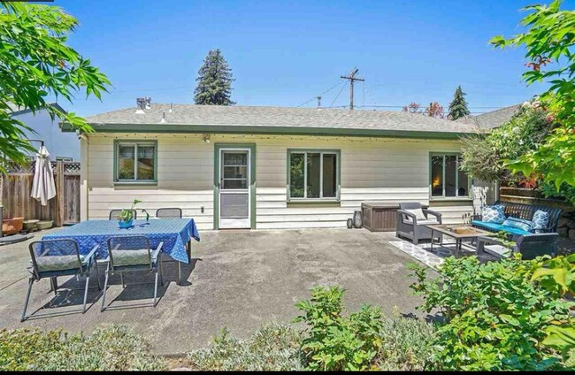 Building Photo - OPEN HOUSE 5/1   12-2pm. .Modern & Comfort...