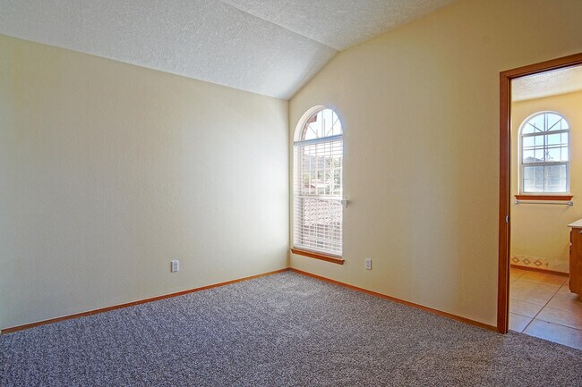 Building Photo - 13141 Neon Ave NE