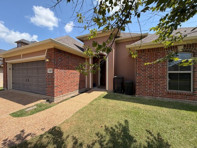 Building Photo - 617 Alder Ln