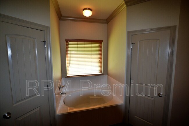 Building Photo - 4836 Rollins Rd