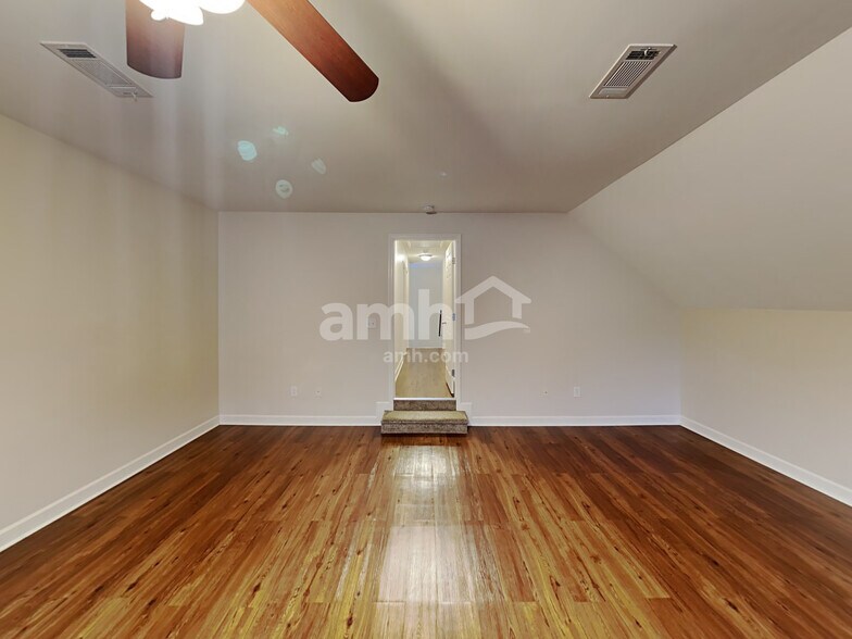 Building Photo - 140 Abbey Rd