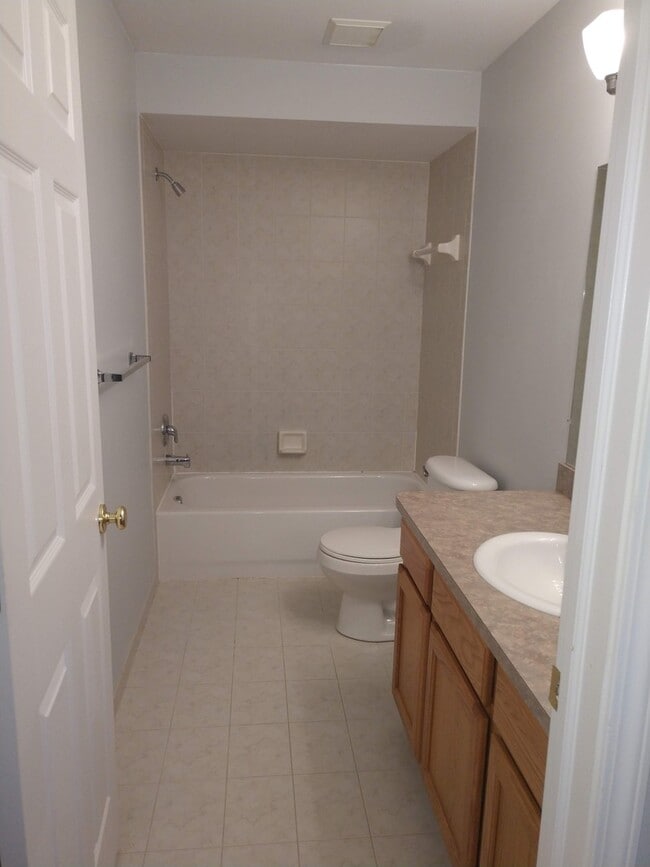 Building Photo - Upper Condo in Woodside Meadows
