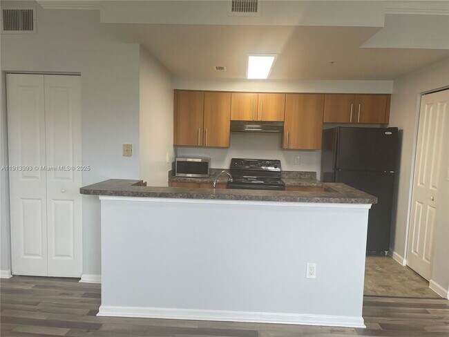 Building Photo - 6020 W Sample Rd