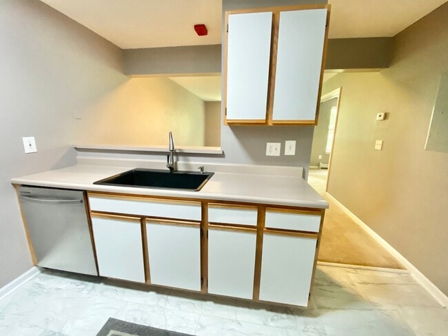 Building Photo - 1 Bedroom in Burlington VT Available 10/1!...