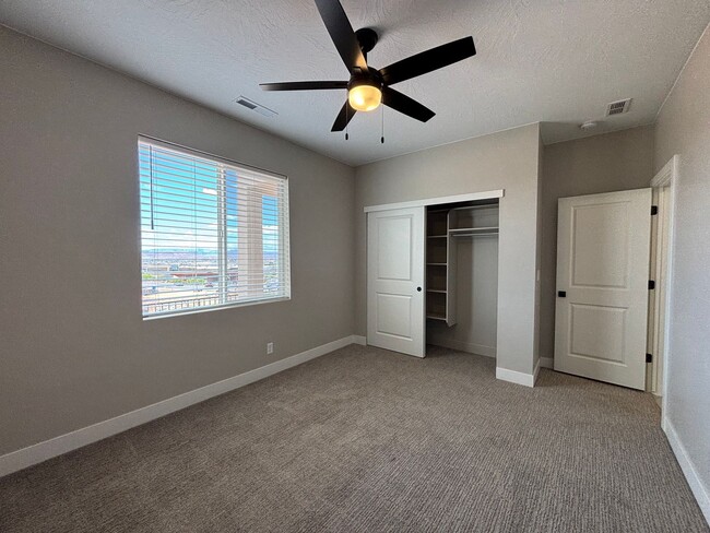 Building Photo - SPACIOUS HOME FOR RENT!