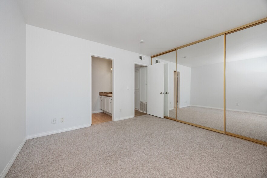 Building Photo - 17199 W Bernardo Dr