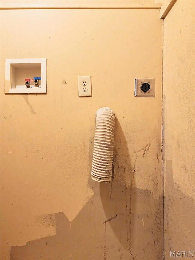 Building Photo - 6601 Alamo Ave