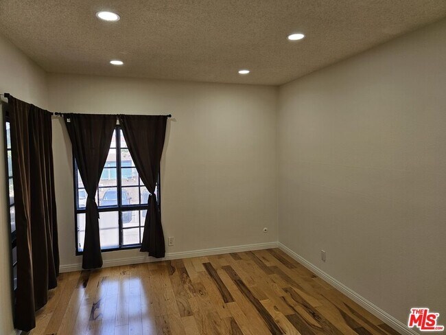 Building Photo - 941 W Carson St