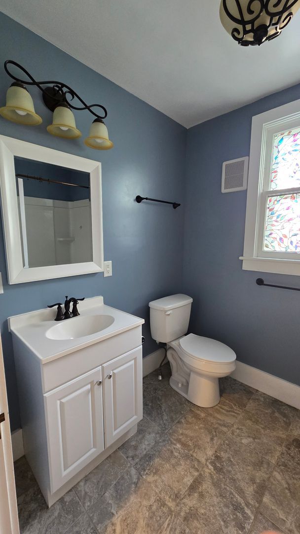 Building Photo - PET FRIENDLY 3 BEDROOM, 2 BATHROOM, DOWNTOWN LOCATION!