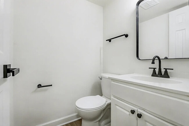 Building Photo - 8 Wildwood Ln