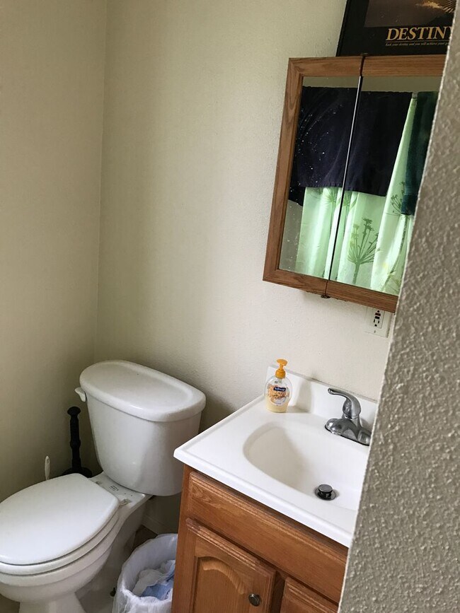 Building Photo - *DEPOSIT PENDING* 4 Bedroom 3 Bathroom House w/ Enclosed Yard!