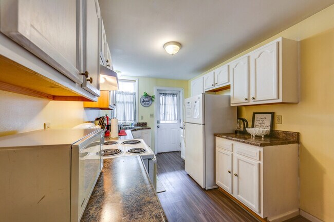 Building Photo - 504 Center St