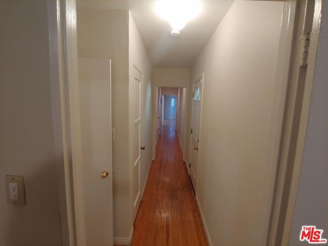 Building Photo - 9066 Shoreham Dr