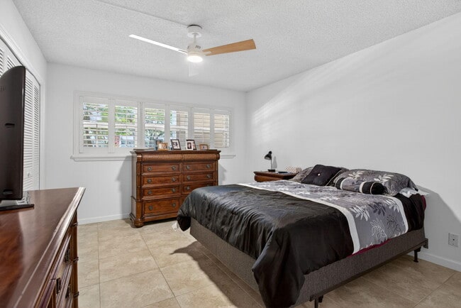 Building Photo - 3150 NE 48th Ct