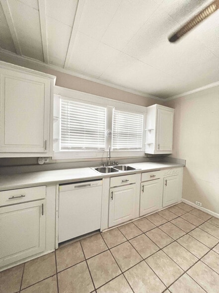 Building Photo - 126 Laurel Ave E