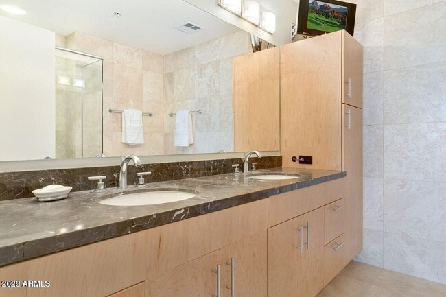 Building Photo - 7117 E Rancho Vista Dr