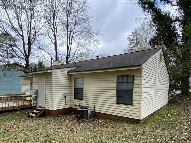 Building Photo - Great, 3-bed / 2 full bath location off th...