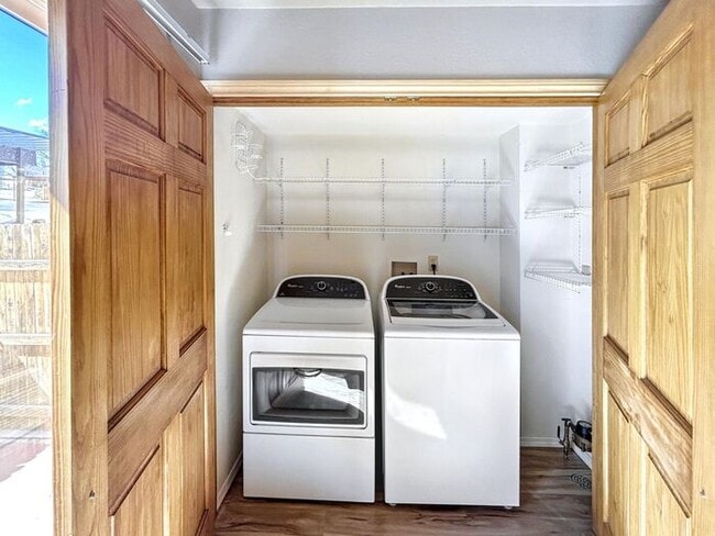 Building Photo - 2-Bedroom Home with Modern Amenities and C...