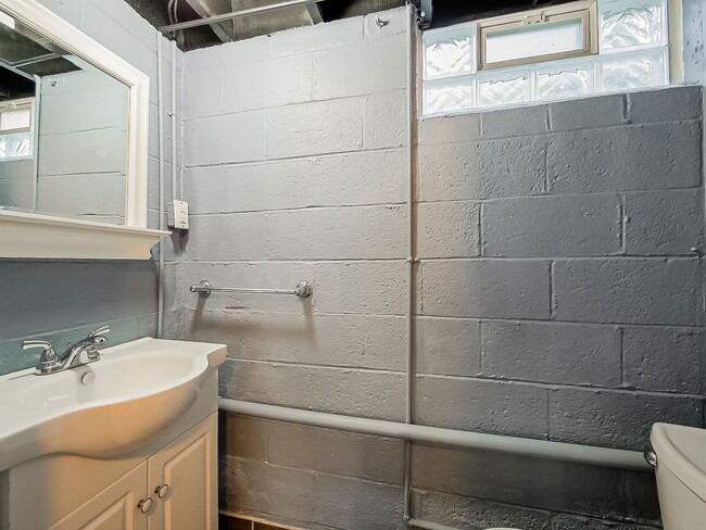 Building Photo - Charming Colonial in the Heart of Grosse P...