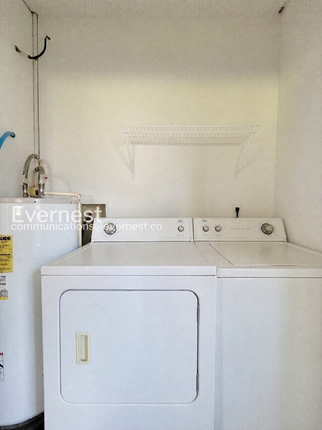 Building Photo - 3 Bed, 2.5 Bath Home with Fenced Yard / Pet-Friendly / Available Now!