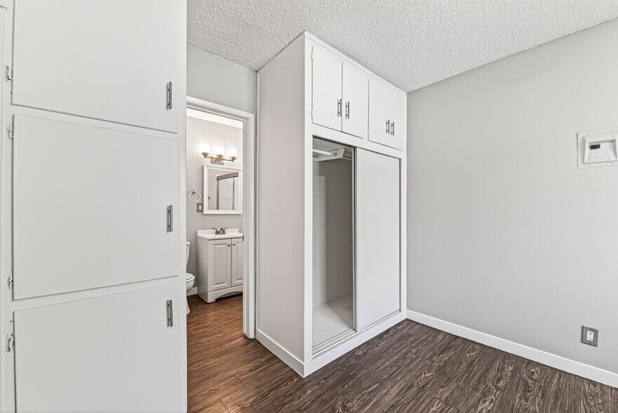 Building Photo - 539 E 11th St