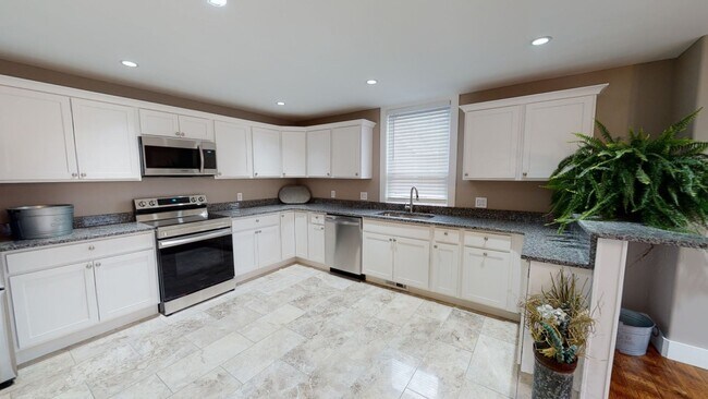 Building Photo - 5BR/3BA Unit in Fort Sanders Duplex | Walk...